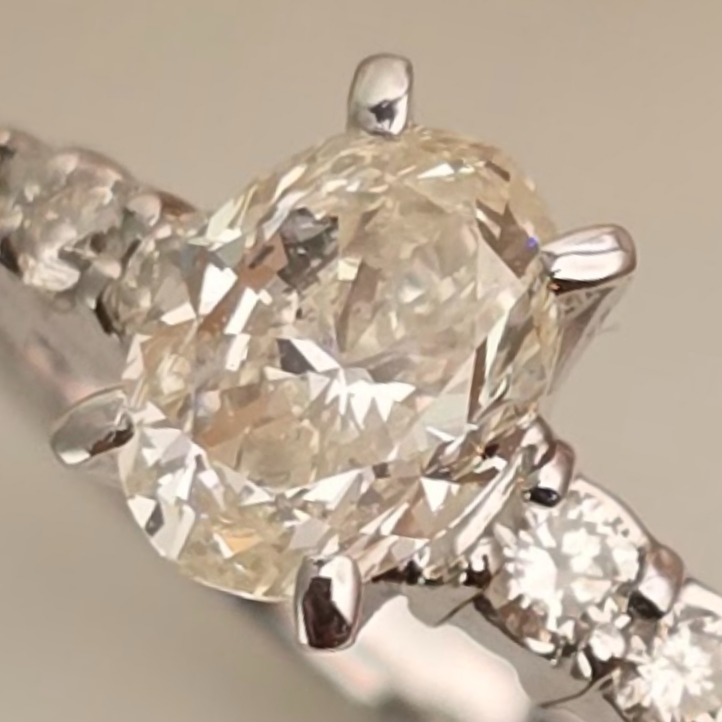 1.01CT SI1 J 6442707090 Oval Cut Natural Diamond (center stone only)